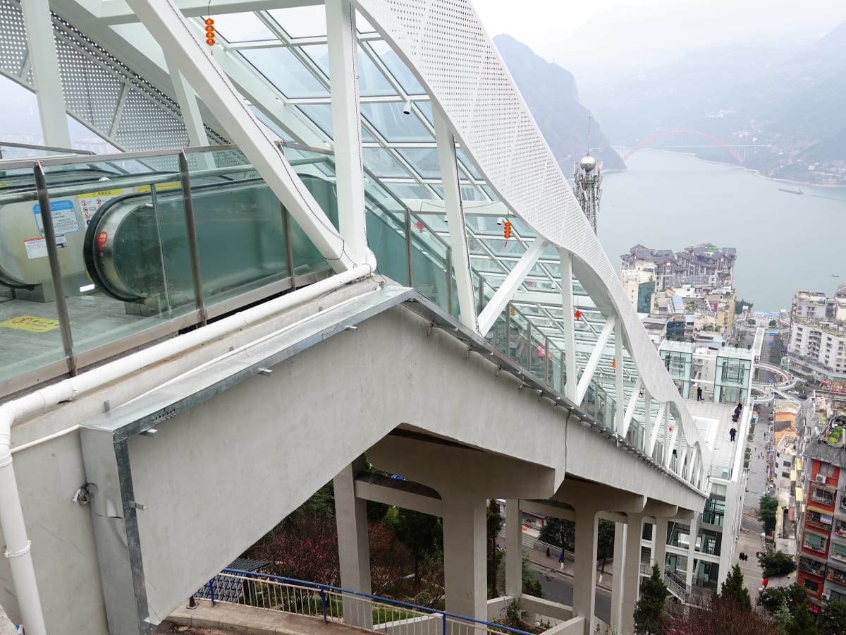 China Opens World's Longest Outdoor Escalator System - Image 4