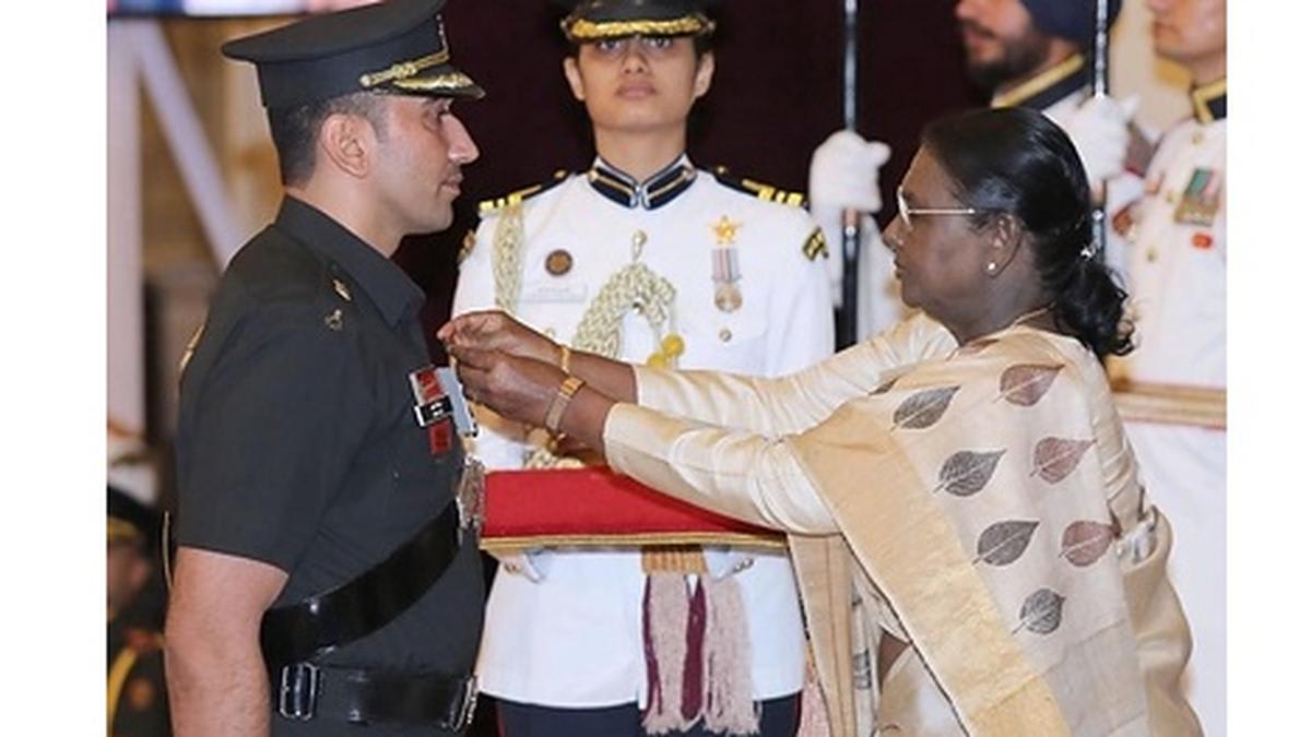 Major Arshdeep Singh Gill in military uniform receiving Kirti Chakra medal from Indian President