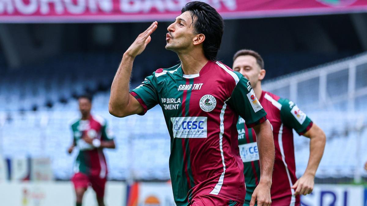 Mohun Bagan goalkeeper Vishal Kaith celebrating after saving crucial penalty kick at Salt Lake Stadium