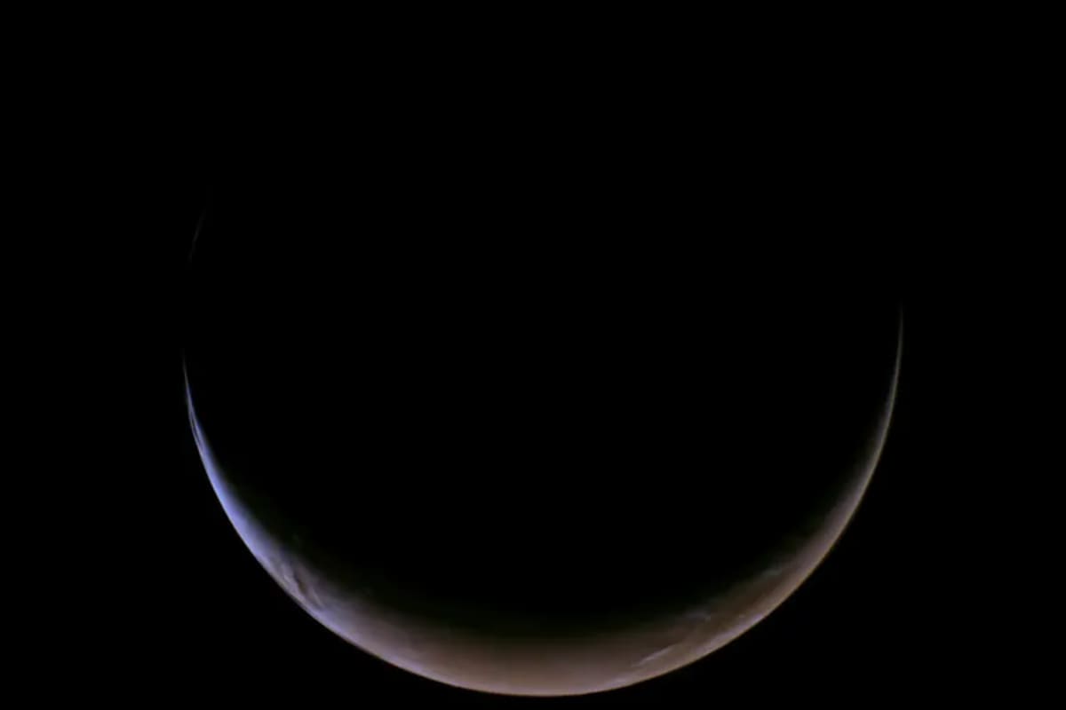 NASA Spacecraft Snaps Stunning Mars Photos En Route to Asteroid - Image 3