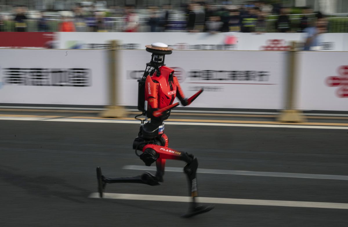 Robot Breaks Human Half-Marathon Record in Beijing - Image 2