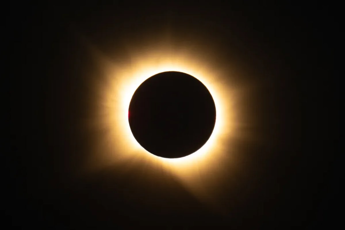 Million Watch Total Solar Eclipse Sweep Across Europe - Image 3