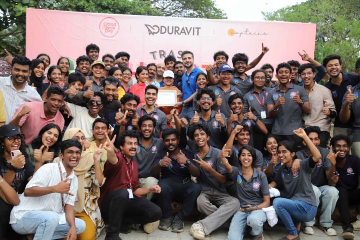 Large group of volunteers cleaning Fort Kochi Beach during Trash Hunt 4.0 community event