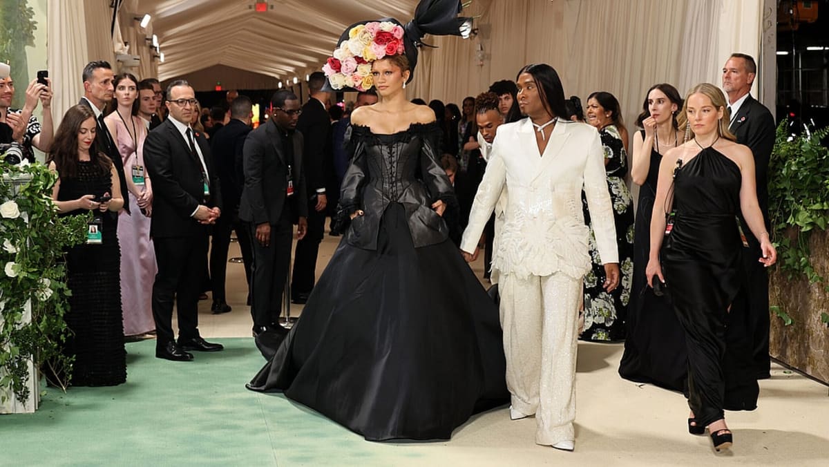 Zendaya Surprises NYC Bride, Pays for Wedding Dress - Image 3