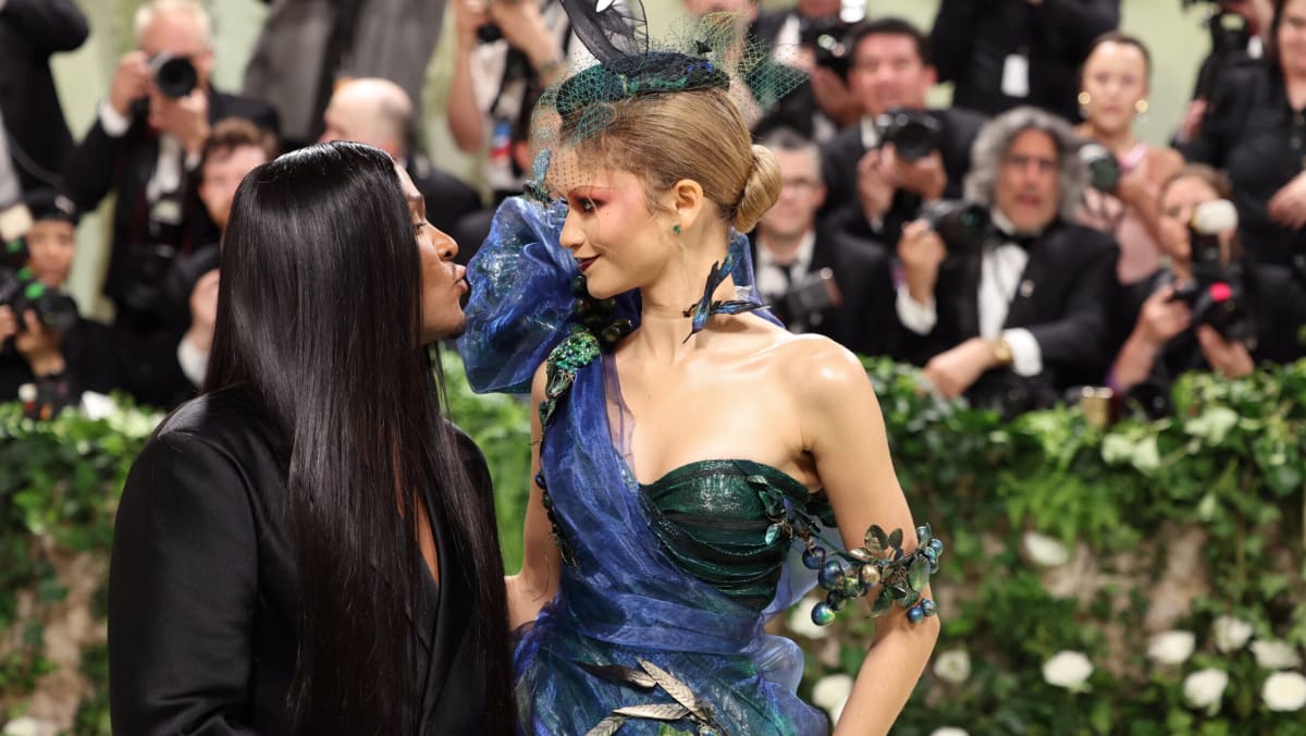 Zendaya Surprises NYC Bride, Pays for Wedding Dress