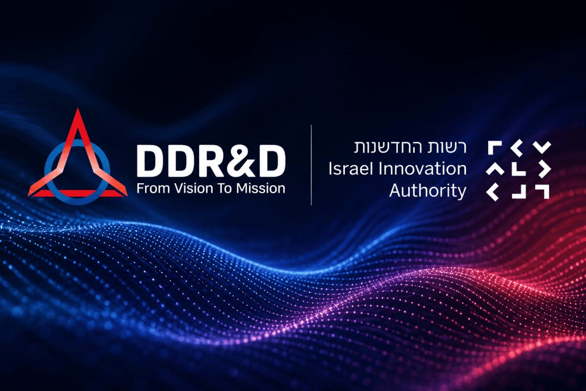 Glowing photonic chip with light pulses representing advanced Israeli semiconductor technology research