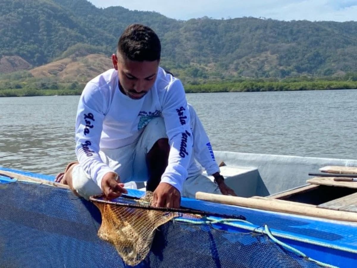 Fishing boats docked in Costa Rica's Gulf of Nicoya during seasonal closure