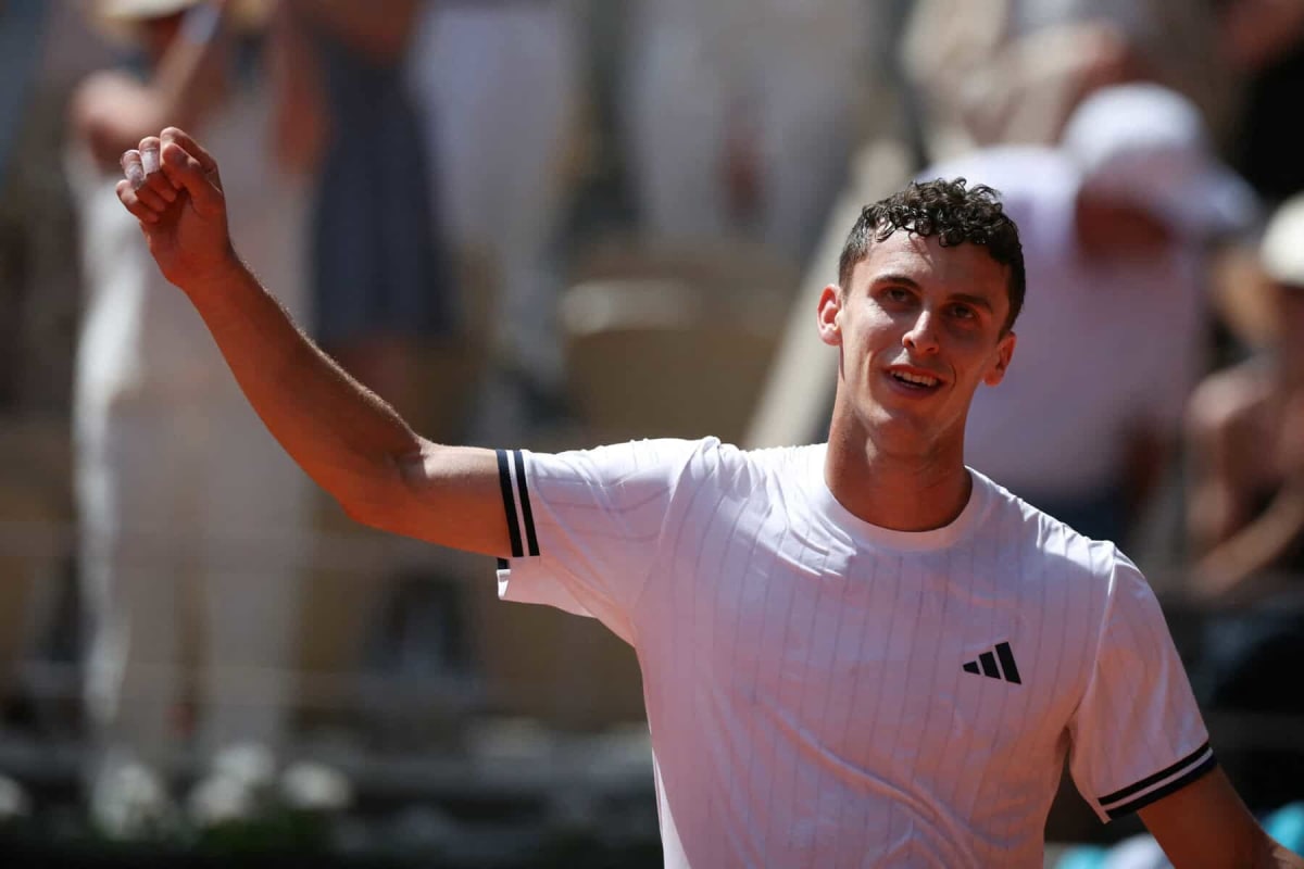 Juan Manuel Cerúndolo celebrating on clay court at French Open Roland Garros tournament