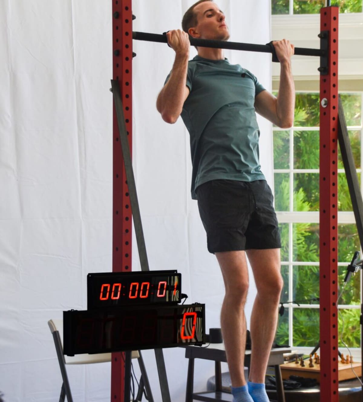 Man Breaks Chin-Up Record With 10,001 Reps for Parkinson's - Image 3