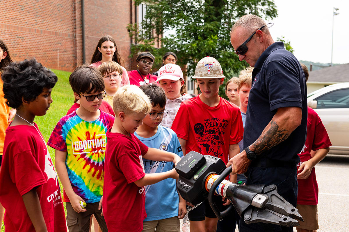 Middle school students wearing Founding Father hats celebrate citizenship at Troy University summer camp