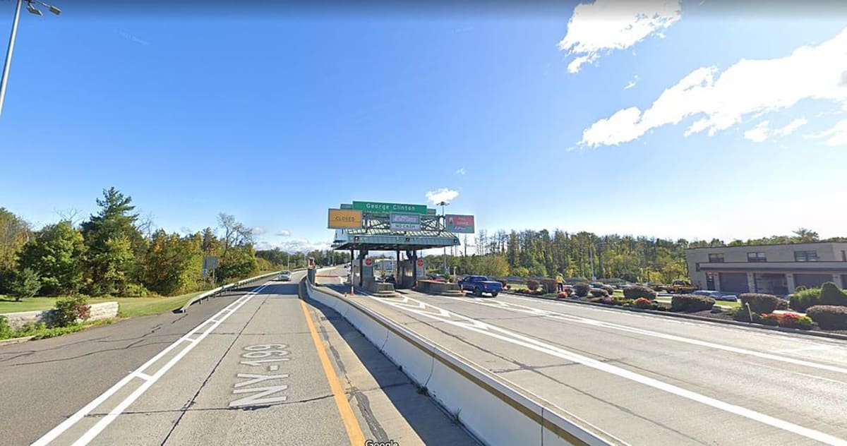 Officers and Community Save Man on Hudson Valley Bridge - Image 3