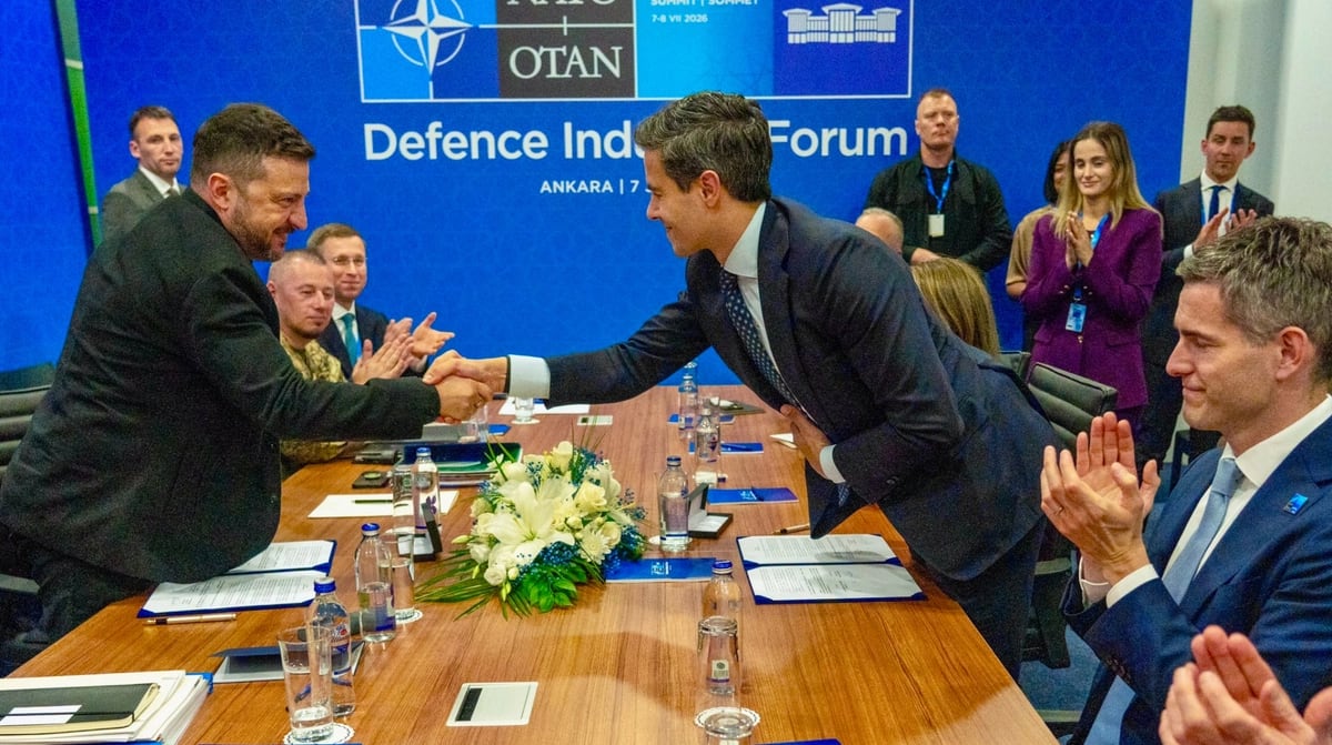 Dutch Prime Minister and Ukrainian President shaking hands at NATO summit signing ceremony