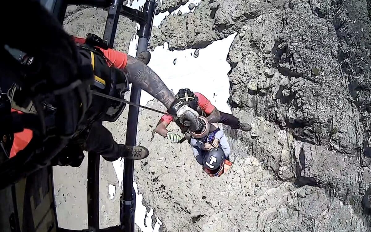 Glacier Helicopter Crew Saves 2 Hikers After Summit Fall - Image 2