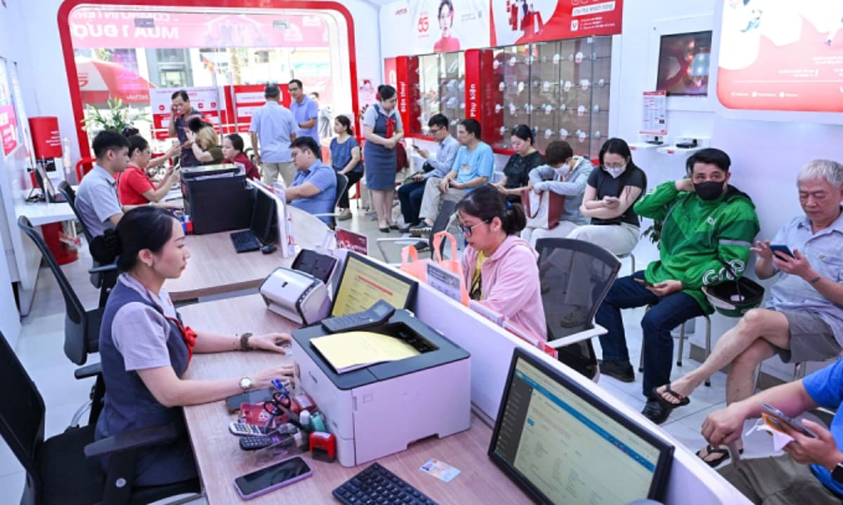 ** Vietnamese customer verifying mobile subscriber information at modern telecom carrier store