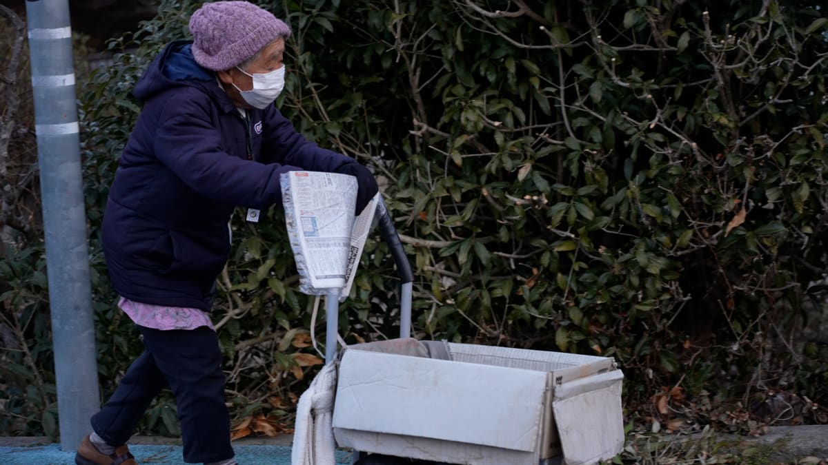 91-Year-Old Woman Still Delivers Newspapers After 30 Years - Image 2