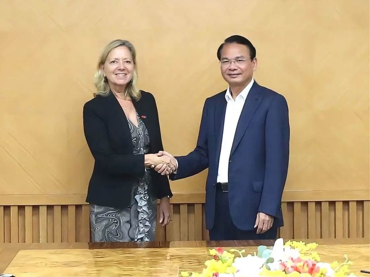 Vietnamese and World Bank officials shaking hands during partnership meeting in Hanoi