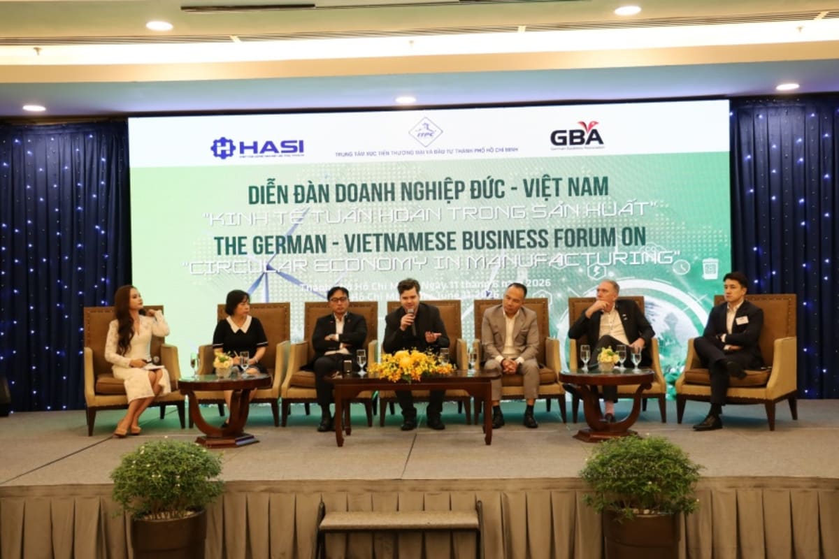German and Vietnamese business leaders shaking hands at sustainability forum in Ho Chi Minh City