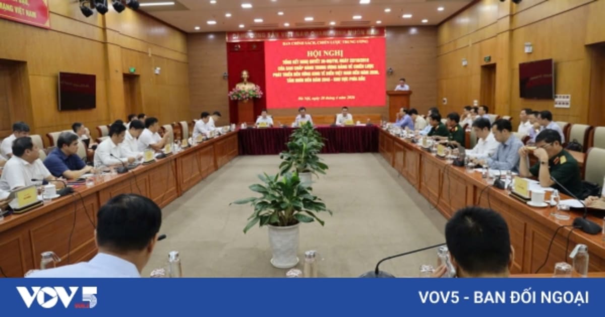 Vietnamese officials and experts meeting to discuss sustainable ocean economy development strategy