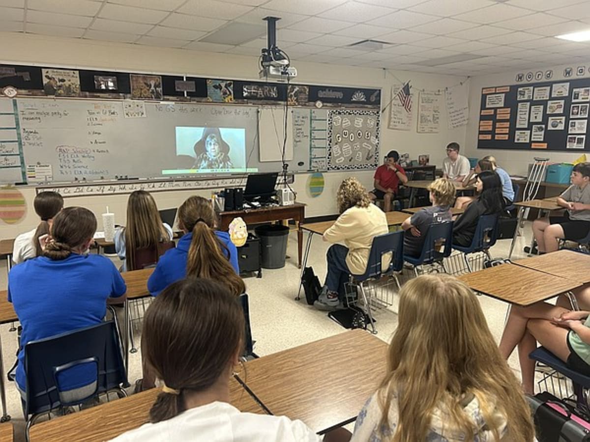 Holocaust Survivor Shares Story with California Students - Image 2