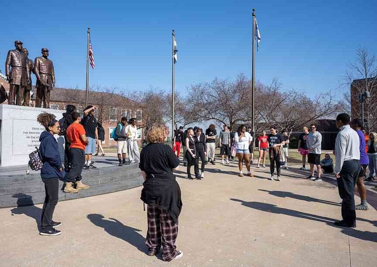 Philly Airport Sets Record with 1,291 Cheesesteaks in a Row - Image 5