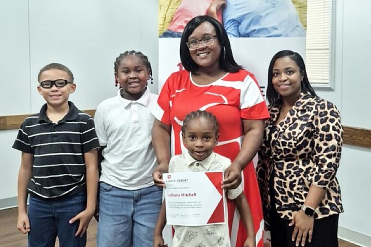 Single Parents Can Apply for $1,600 College Scholarships - Image 2