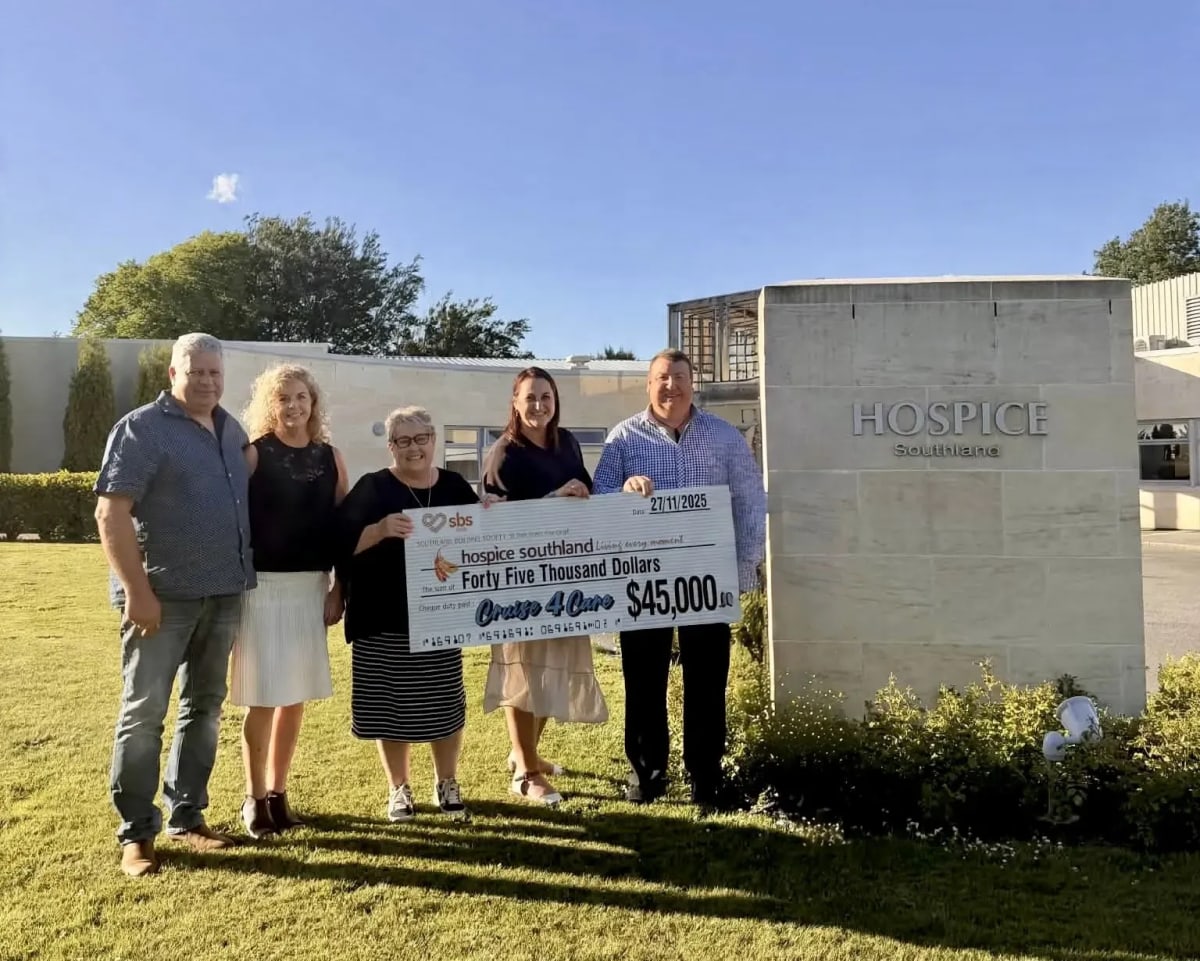 Tiger Woods' Caddie Headlines New Zealand Hospice Gala