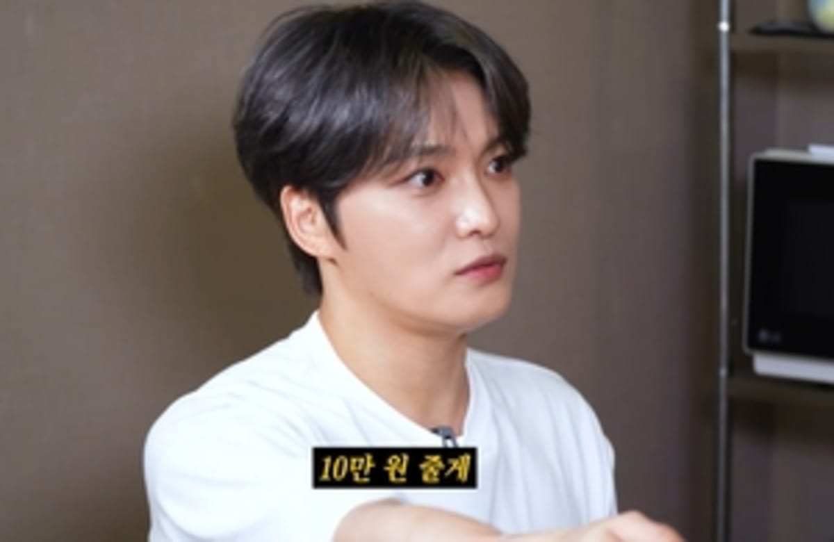 Kim Jaejoong smiling while sharing his gratitude story on YouTube channel Kkondaehee