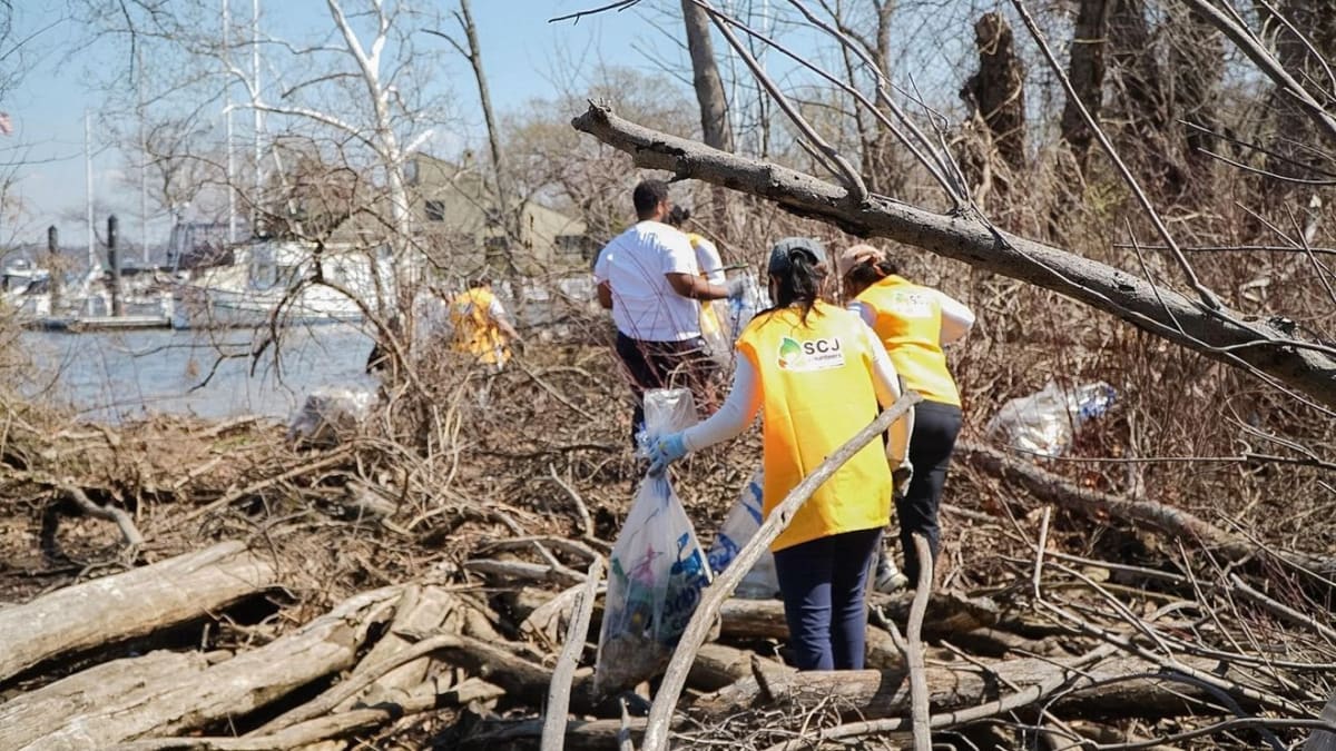 Dozens Clean Potomac River for World Water Day
