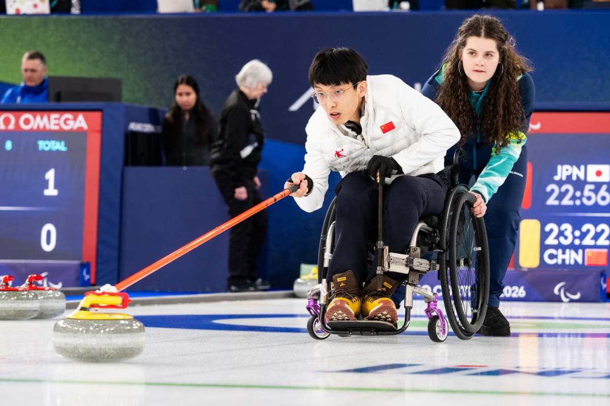 ** World Curling Federation website showing incomplete headline information