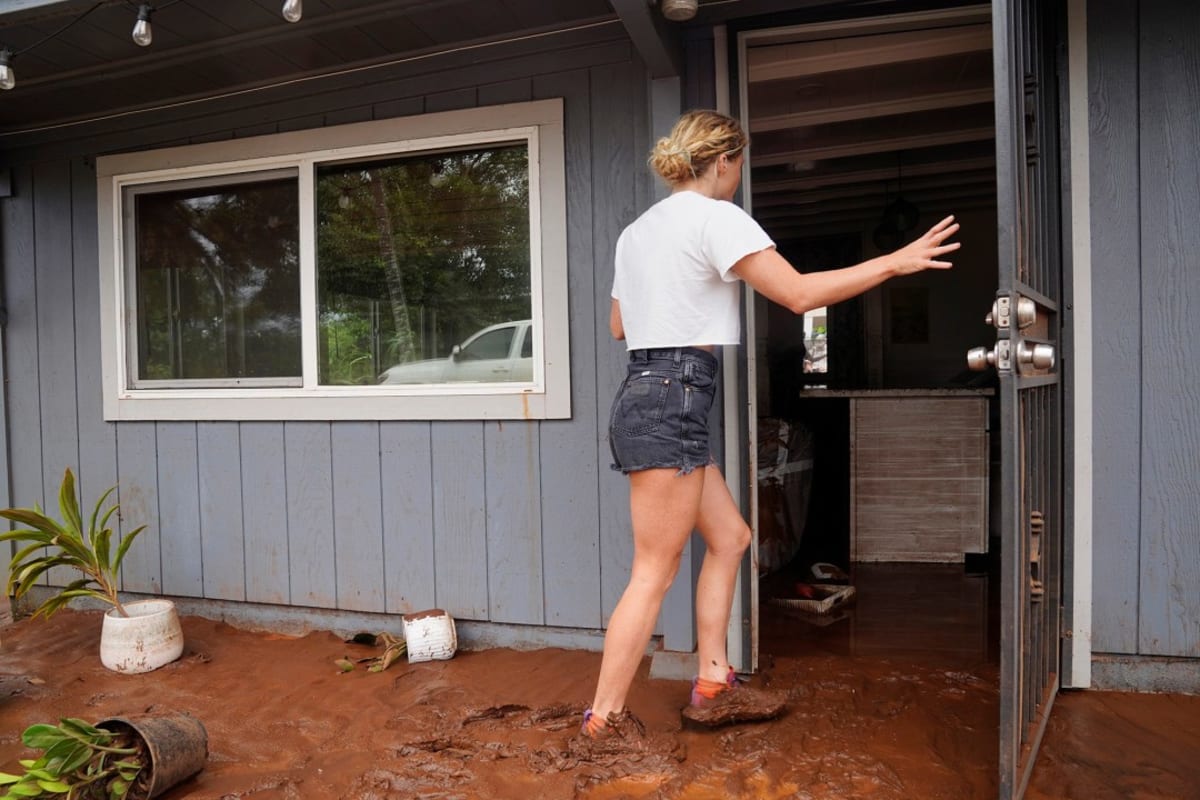 Vegas Red Cross Volunteers Rush to Help Flooded Hawaii - Image 4