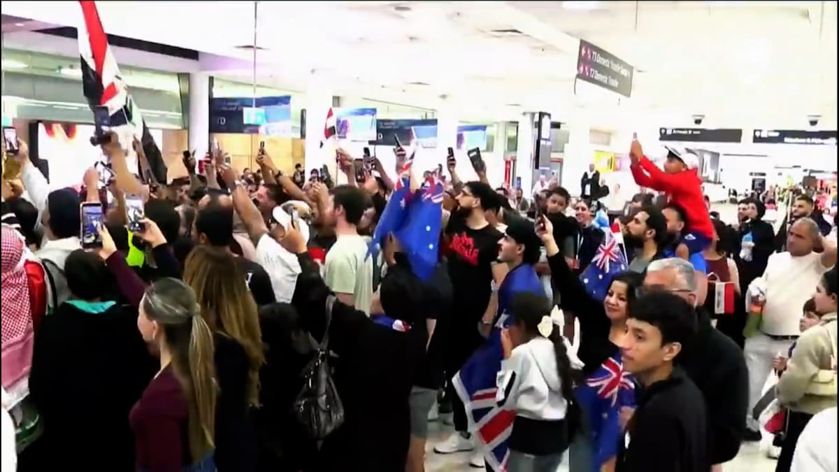 Iraq Coach Arnold Gets Hero's Welcome in Sydney