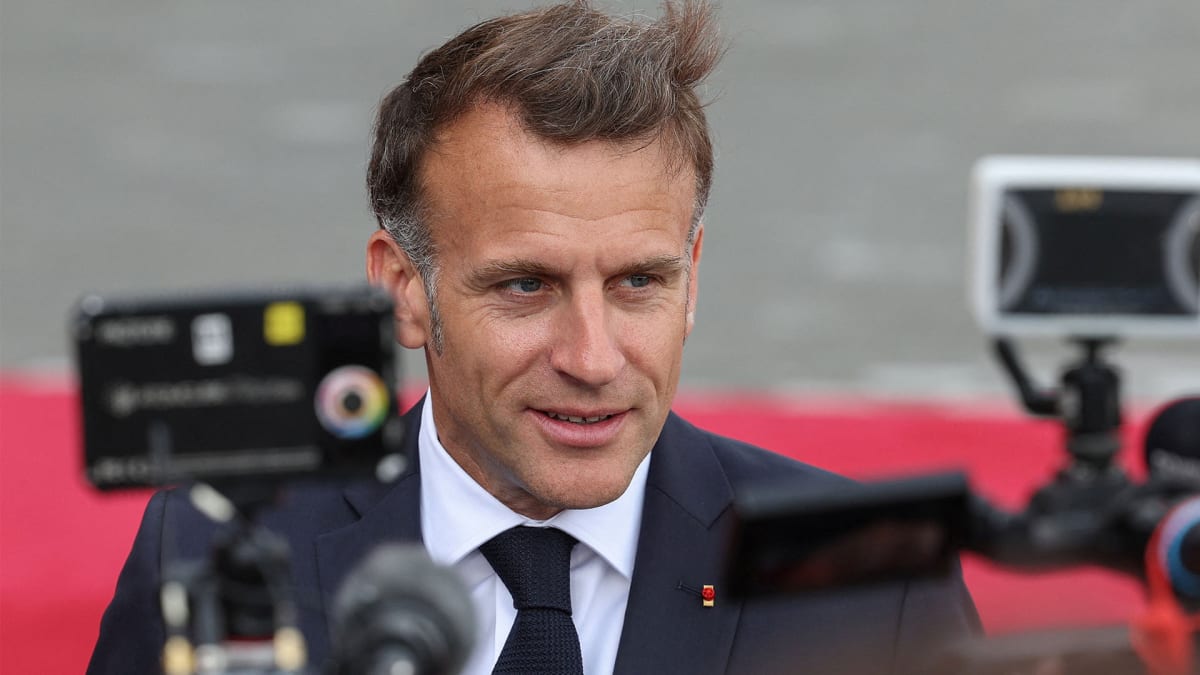 French President Macron singing while Armenian Prime Minister plays drums at state dinner