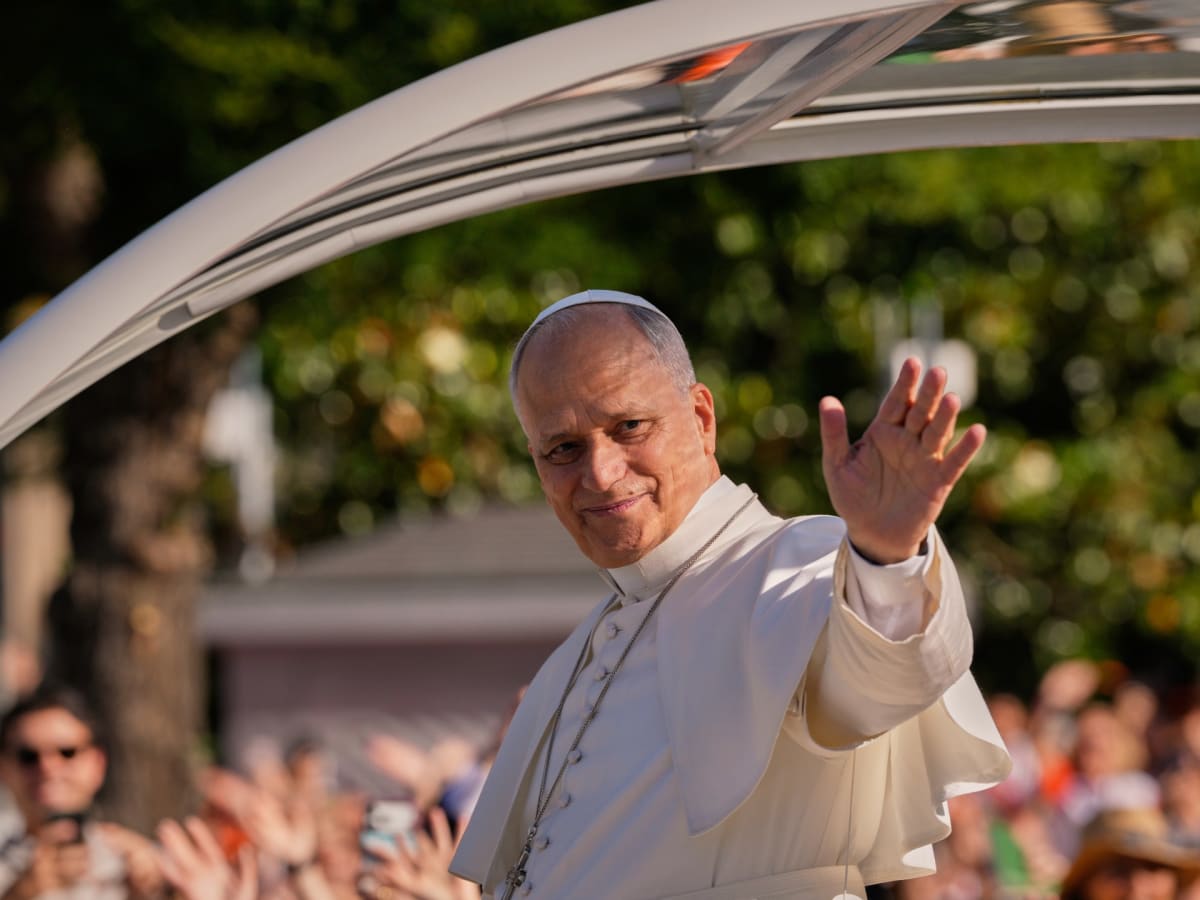 1.2 Million People Pack Madrid for Pope's Flower Procession