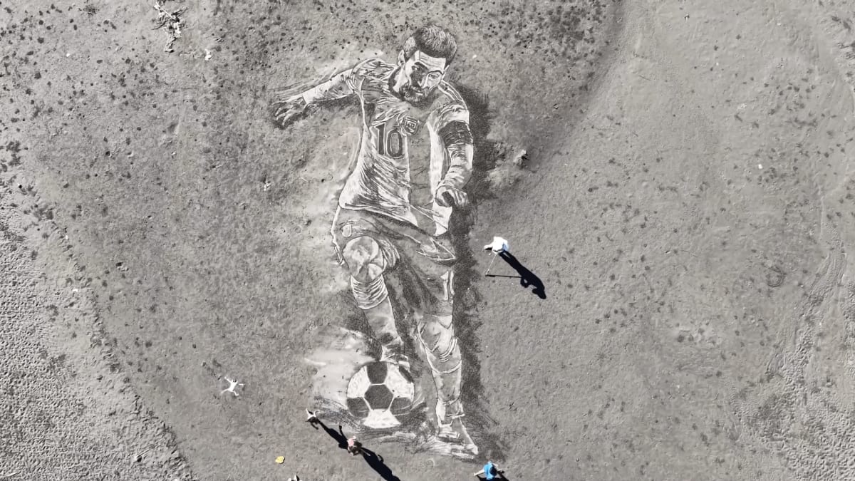 Filipino Artist Carves Giant Messi Portrait in Beach Sand