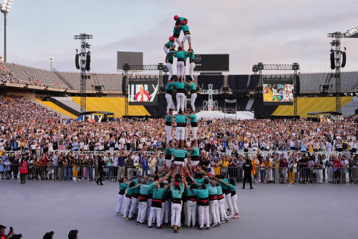 100+ Build 10-Meter Human Tower to Welcome Pope in Barcelona
