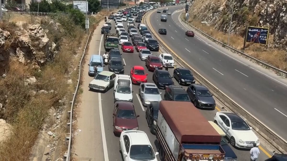 ** Long convoy of vehicles carrying Lebanese families returning home to southern Lebanon