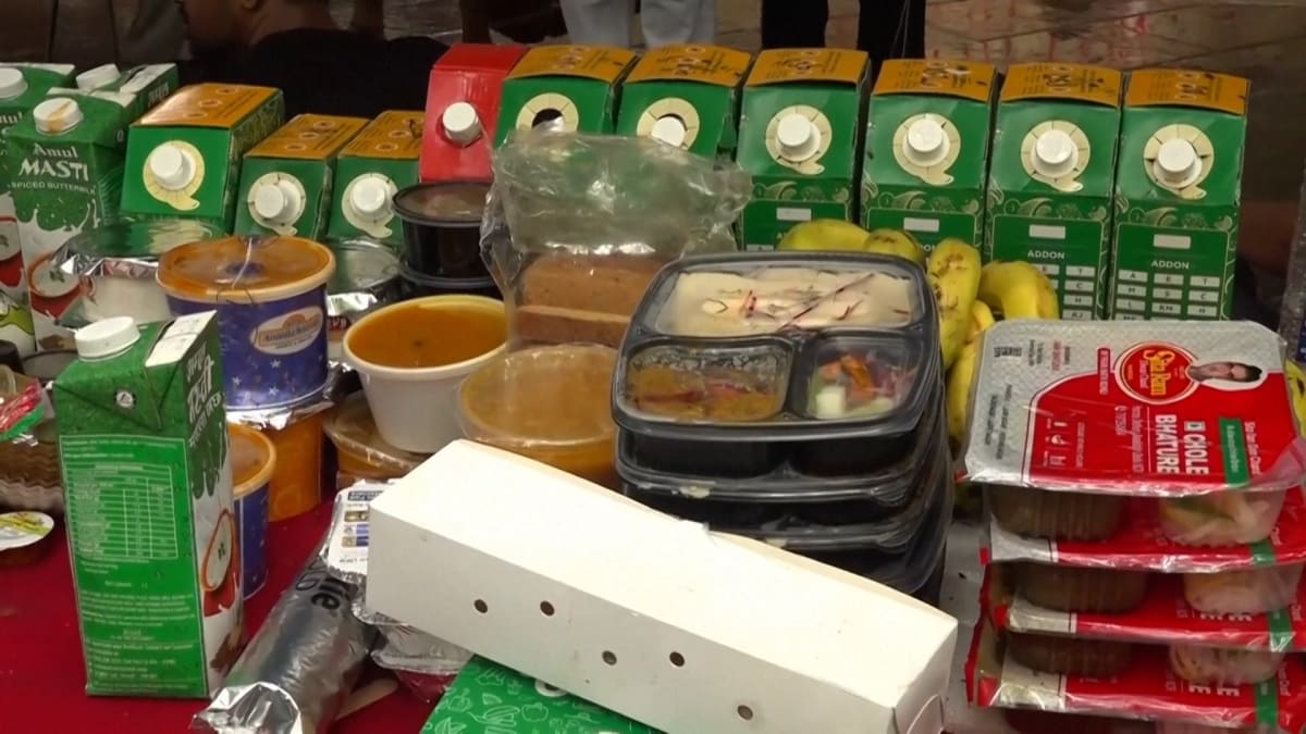 Food delivery packages arriving at student protest site in New Delhi, India