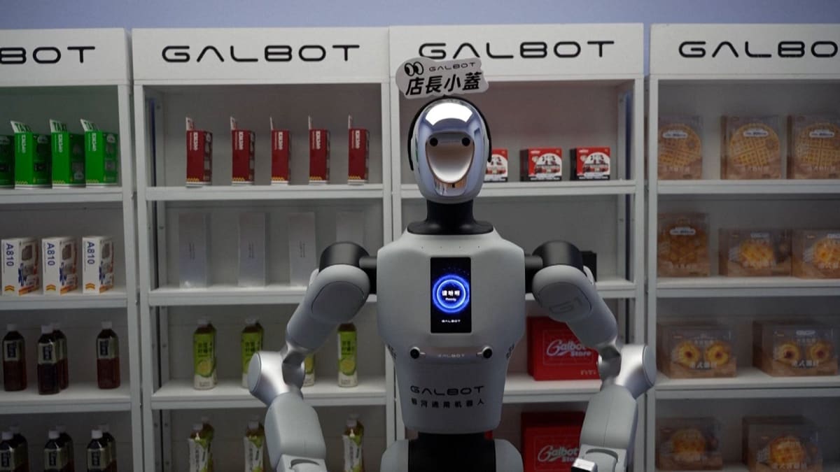 Hong Kong's First Robot Shopkeeper Speaks 3 Languages