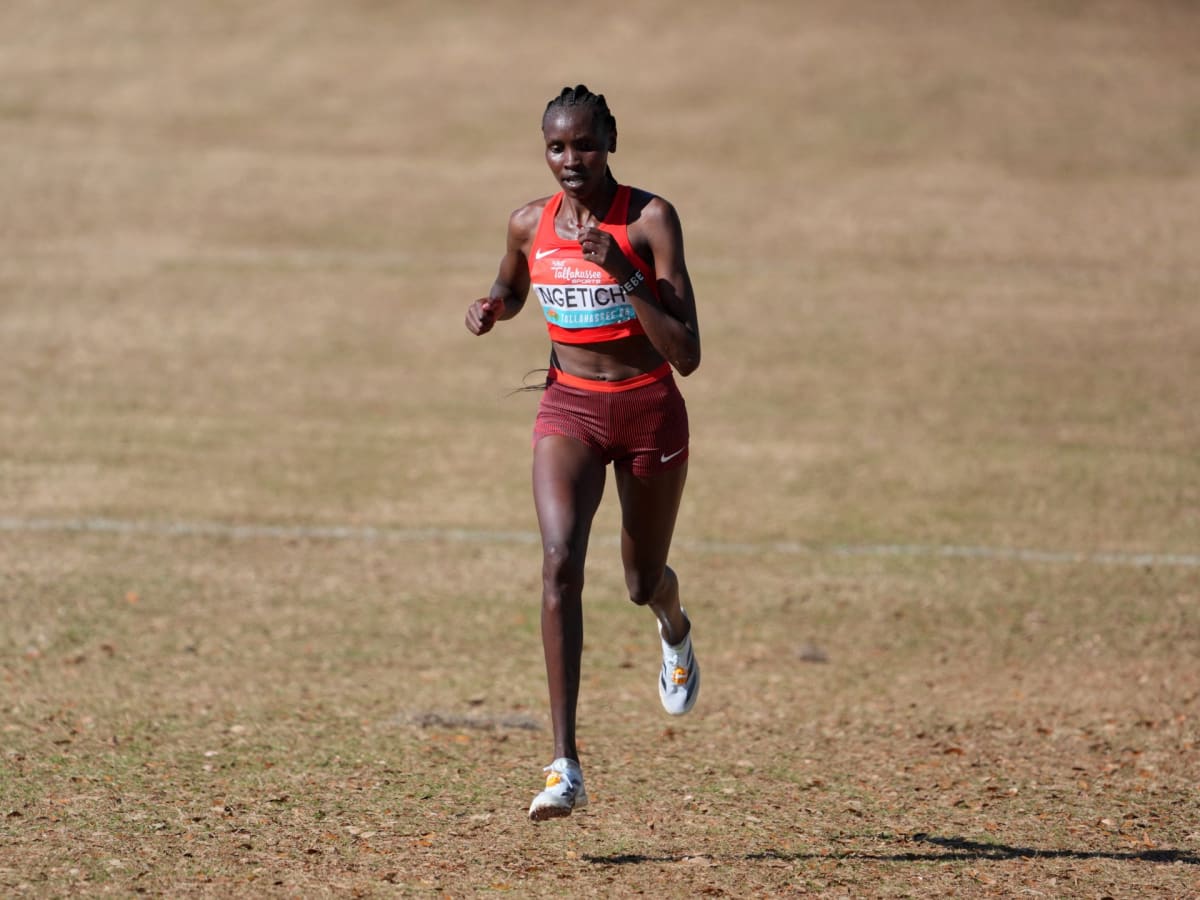 Agnes Ngetich running at the front of the pack during Copenhagen half-marathon race