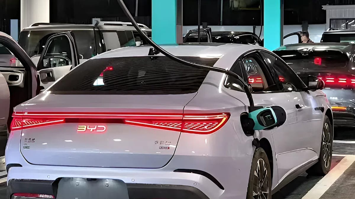 BYD Tests Chargers That Fill EVs as Fast as Gas Tanks - Image 2