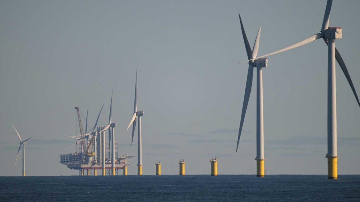 World's Biggest Wind Farm Rises 850 Feet in North Sea