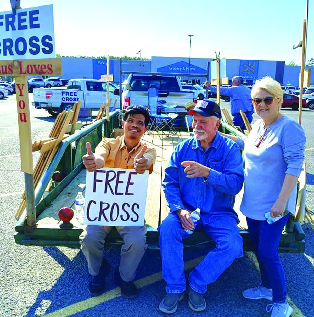 Louisiana Couple Gives Away Free Crosses, Dozens Find Faith