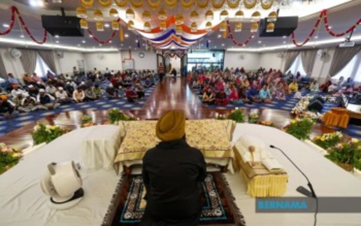 Volunteers serving traditional vegetarian dishes and nasi lemak at Vaisakhi community meal in Johor