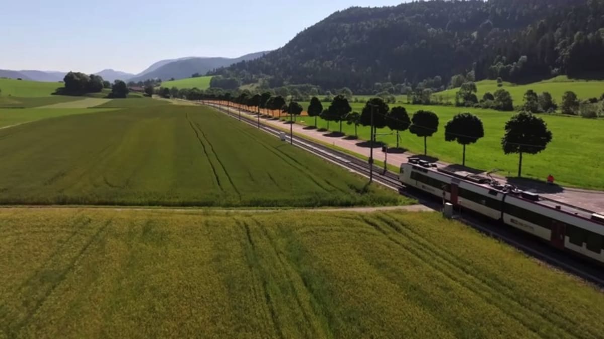 Switzerland Tests Solar Panels Between Railway Tracks - Image 4