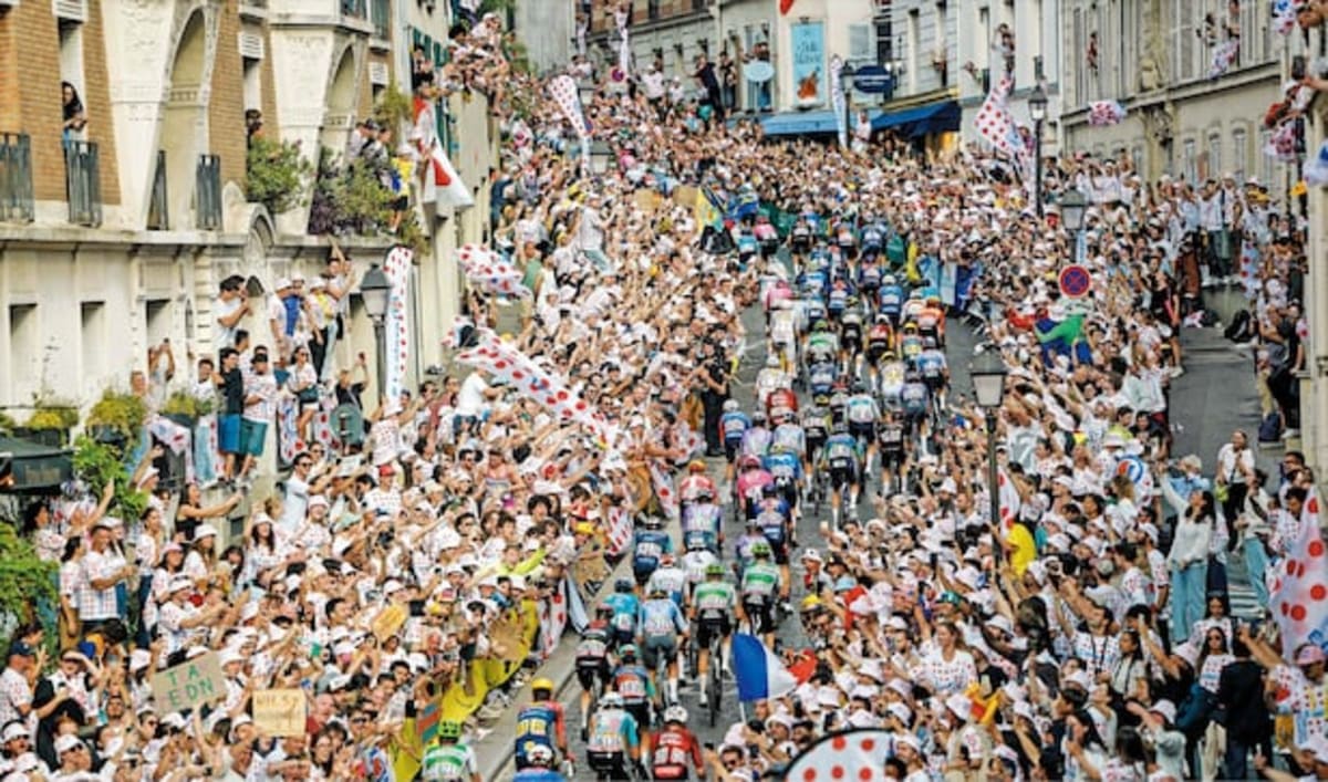 Cyclist Pogačar Wins 5th Tour de France, Ties 31-Year Record - Image 3