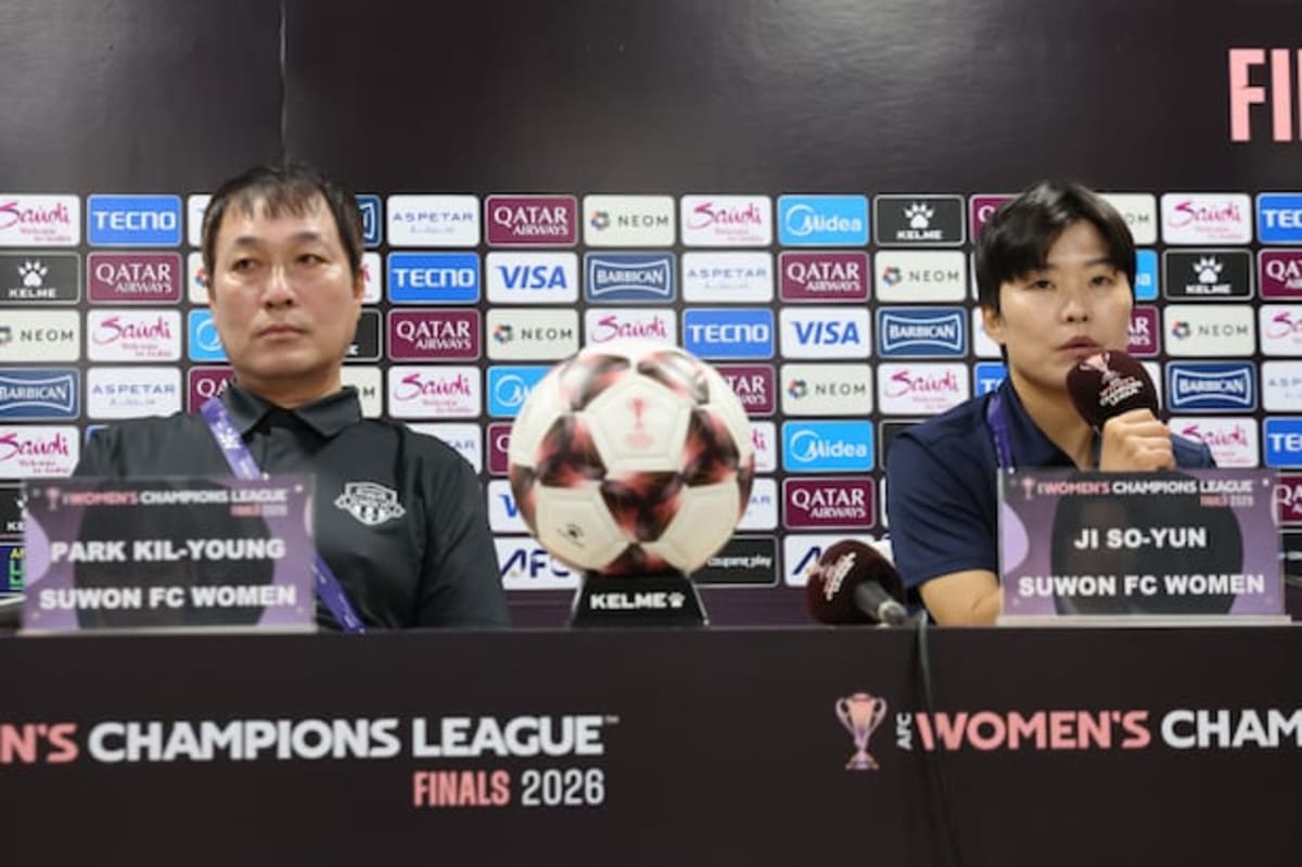 South Korea Hosts North Korean Soccer Team for Historic Match - Image 5