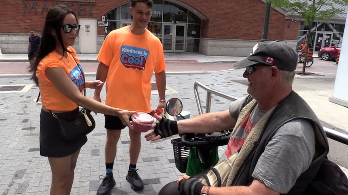 London's Orange Wave Spreads Joy Through Random Kindness - Image 4