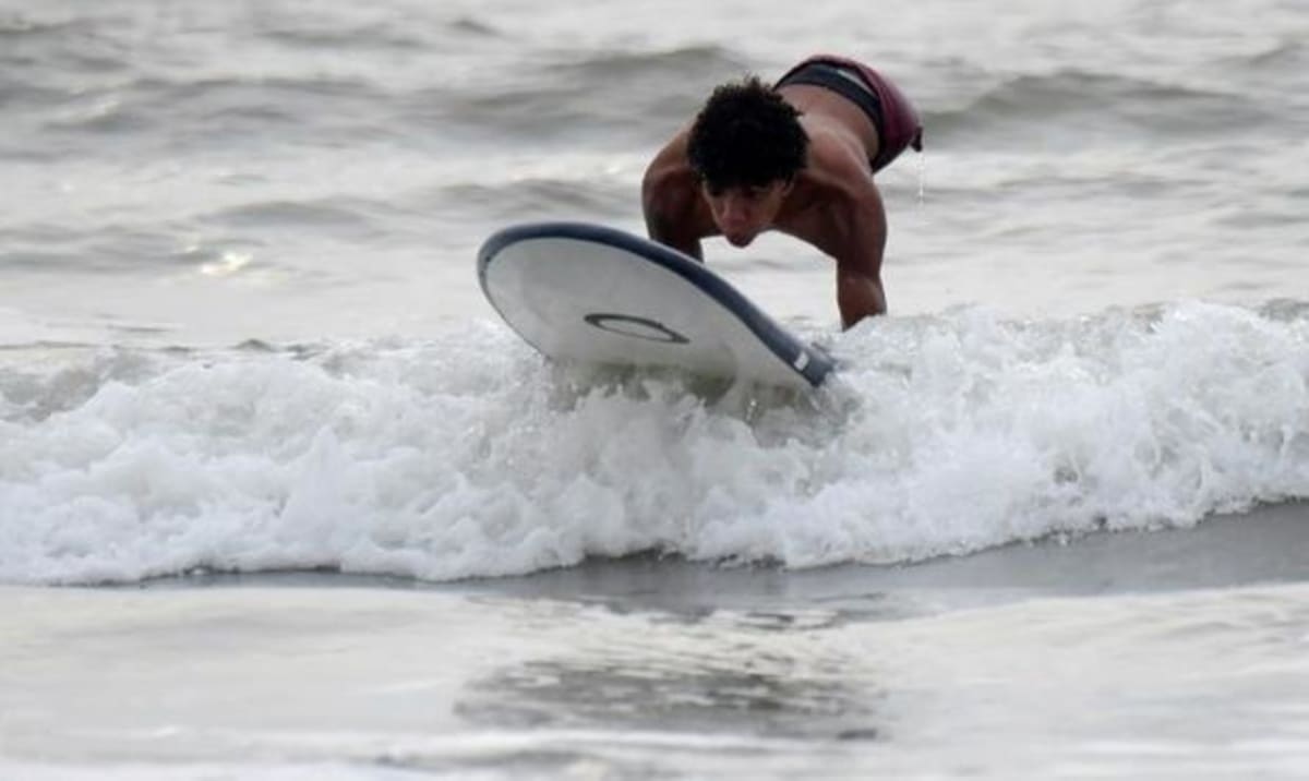 Legless Venezuelan Rapper Surfs, Sings, Inspires in Colombia - Image 3