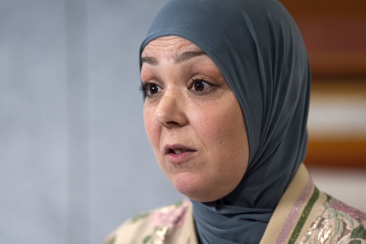 Esmah Lahlah, Dutch politician wearing headscarf, smiling at official government event