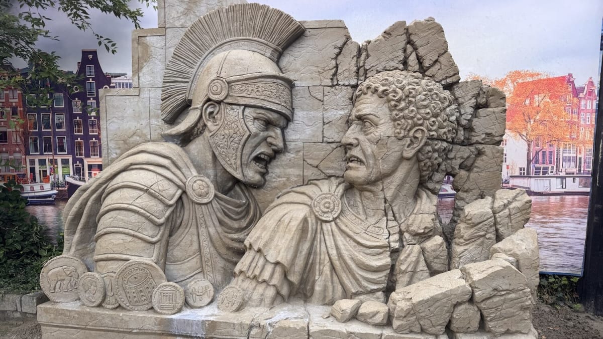 Dutch Sculptor Turns 30 Tons of Sand Into Roman Masterpiece